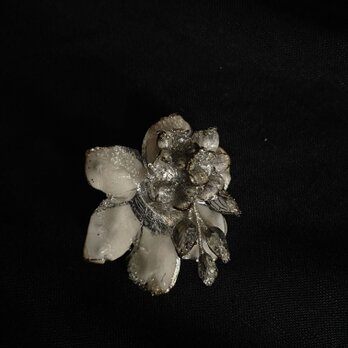 花クリップブローチ　シルバーの画像
