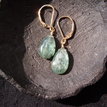 【K14gf】Green Kyanite Drop Earrings／グリーンカイヤナイト ドロップ フレンチピアスの画像