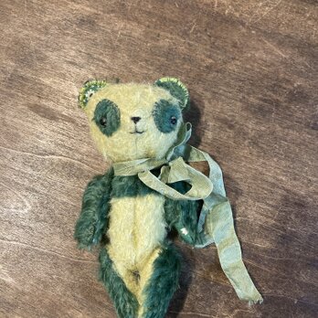 グリーンのパンダぬいぐるみ（中）＊spirit animal＊グラスアイ＊モヘア＊ガラス目＊＊ハンドメイド＊Pandaの画像