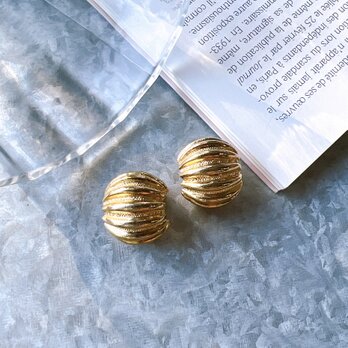 Y1089-ヴィンテージイヤリング U.S.A. Gold Tone Voluminous Half Hoop Ribの画像