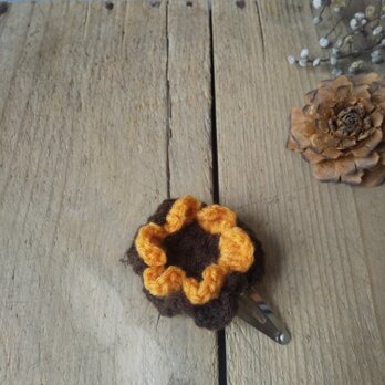 ニットのふわふわお花のパッチンピンの画像
