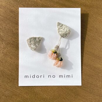 桜のつぼみと葉　ビーズ刺繍クリップイヤリングの画像