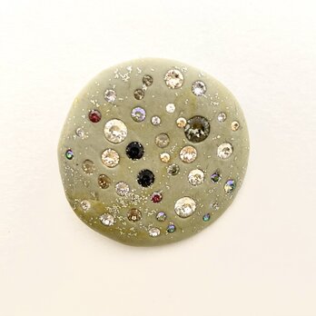 【 swarovski　＝輝＝　pebble　ブローチ】丸の画像
