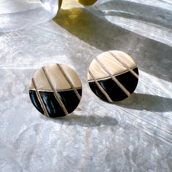 Y1091-ヴィンテージイヤリング U.S.A. Gold Tone Black Cream Enamel Paintの画像