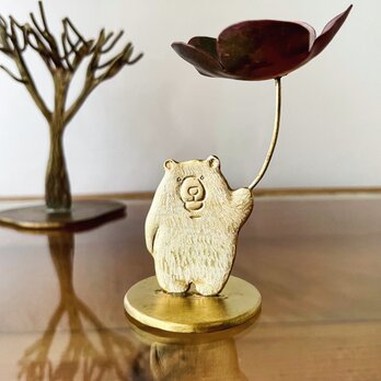「大きなお花を持ったクマ」真鍮オブジェの画像