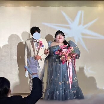 実例写真！カラードレス ブルー 七分袖丈 花モチーフ ふわふわドレス 可愛い ファスナー 二次会 前撮りの画像