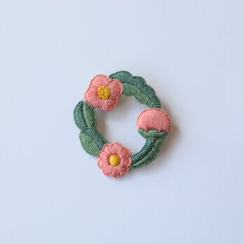 ［新作・受注制作］お花たちのつながるリースの刺繍ブローチ（six）の画像