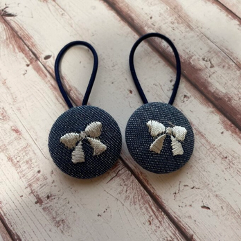 くるみボタン ヘアゴム リボン刺繍 ②ソフトデニムブルー 27mm 2個セットの画像