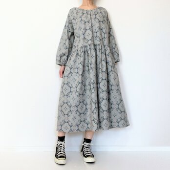 デイジーとミモザ＊春の草花柄＊ゆったり長袖ワンピース＊ポケット付＊起毛　国産コットン100％＊ブルーグレーの画像