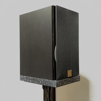 オーディオボード　22cm × 16.2cm × 2.4cm　黒地　黒粒柄　1枚の画像
