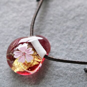 桜のとんぼ玉ガラスペンダント（小サイズ）　金箔入り　金赤