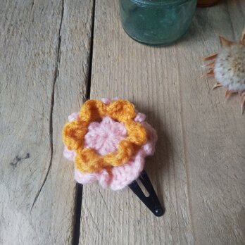 ニットのふわふわお花のパッチンピンの画像