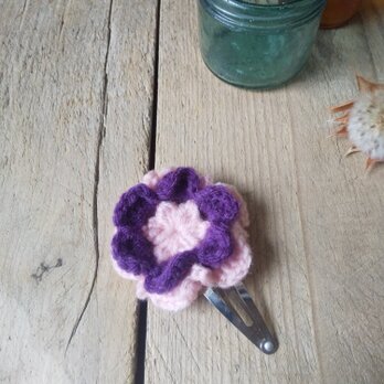 ニットのふわふわお花のパッチンピンの画像