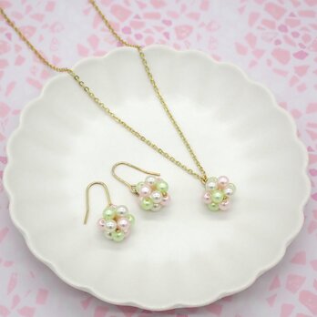 さくら色パールのビーズボールネックレス＆ピアス／イヤリングセットの画像
