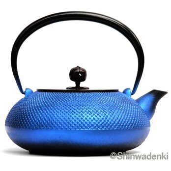 【お取り寄せ】南部鉄器 鉄瓶 平丸アラレ（瑠璃色・銅蓋）1.2L 内面素焼き・酸化被膜仕上 ガス対応・IH対応の画像