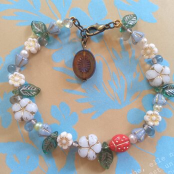 チェコビーズの白いお花とてんとう虫のブレスレットの画像