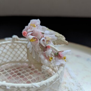 ブローチ　桜ひと枝（淡桜色）B26の画像