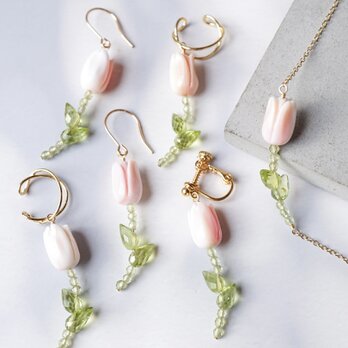 「チューリップ」イヤーカフ 片耳 クィーンコンクシェル ペリドット 天然石 8月誕生石 春 花 ピンク 母の日 ギフト