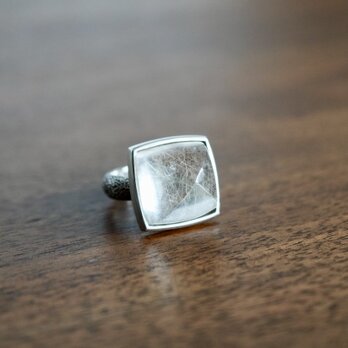 gold rutilated quartz ringの画像