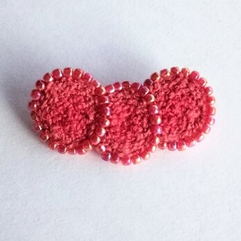 もこもこ赤い実のビーズ刺繍ブローチの画像