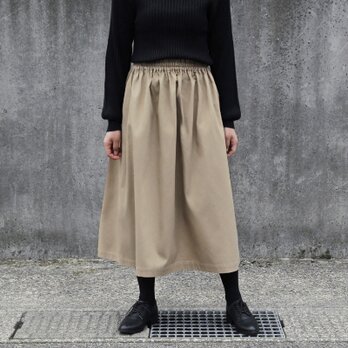 シンプルで丈夫、カジュアルでもきれいめでも。上品で万能 チノクロス ギャザースカート（ チノ ベージュ ）ロングシーズン