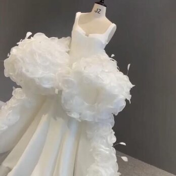 豪華なバラウエディングドレス マーメイド バラトレーン 華やかなトレーン 結婚式 披露宴の画像