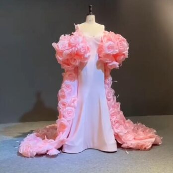 豪華なバラウエディングドレス ピンク 可愛い マーメイド バラトレーン 華やかなトレーン 結婚式 披露宴の画像
