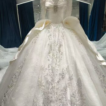豪華！ウェディングドレス キラキラ光る刺繍 韓国風ドレス 華やかなトレーン 光沢感 結婚式の画像