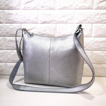 ★ハンドメイド★日本製★本革★大き目の斜め掛けショルダーバッグ★シルバー色★縦型★超軽量★