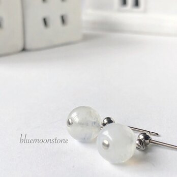 数量限定♡AAAAブルームーンストーン8㎜玉ピアス  チタンの画像