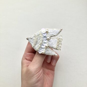 "milky white bird" やわらかなミルキーカラーと淡水パールの優しい輝きをまとう鳥さん　 刺繍ブローチの画像