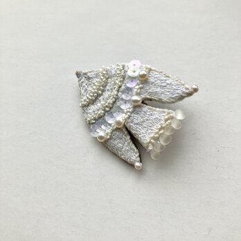 "milky white bird" やわらかなミルキーカラーと淡水パールの優しい輝きをまとう鳥さん　 刺繍ブローチ