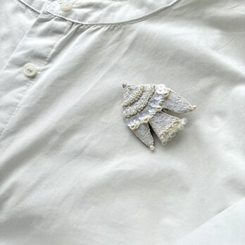 milky white  淡水パールのまぁるい輝きをまとう鳥さん　 刺繍ブローチの画像
