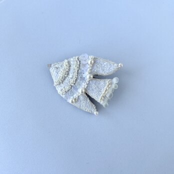 "milky white bird" やわらかなミルキーカラーと淡水パールの優しい輝きをまとう鳥さん　 刺繍ブローチ