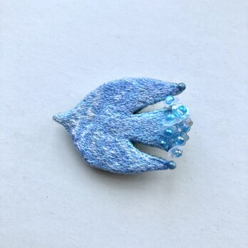 sora blue お空の色を纏うしっぽがお花の鳥モチーフ(おめめなし)   刺繍ブローチ