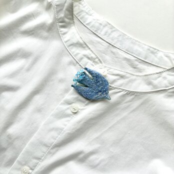 sora blue お空の色を纏うしっぽがお花の鳥モチーフ(おめめなし)   刺繍ブローチの画像