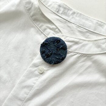 yoru no sougen "夜の草原ブルー/グリーン "dark blue and green 刺繍丸型ブローチの画像