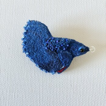 blue and little red betta 青とちょっぴり赤のベタ　魚刺繍ブローチ