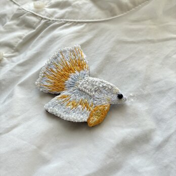 white and yellow betta 白ときいろの春色ベタ　魚刺繍ブローチの画像