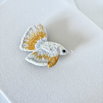 white and yellow betta 白ときいろの春色ベタ　魚刺繍ブローチ