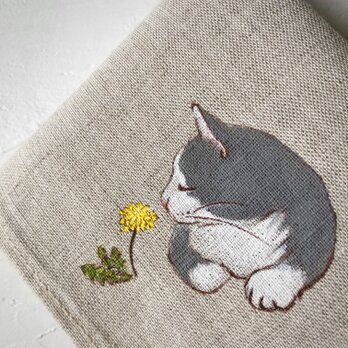受注制作『蒲公英と猫』手描きコットンリネンハンカチ 杢グレー ベージ 小さめサイズ ハチワレ猫 グレー猫 たんぽぽの画像