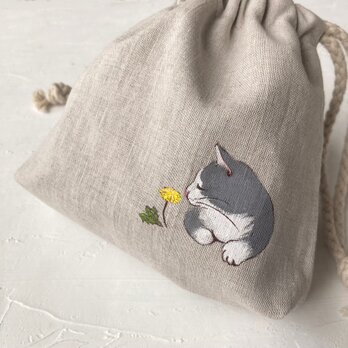 受注制作『蒲公英と猫』手描きリネン巾着サンドベージュ ハチワレ猫 グレー猫 たんぽぽ