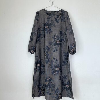 ＊アンティーク着物＊白椿模様泥大島紬のワンピース（７マルキ・長袖・ゆったりサイズ・両脇スリット・リボンつき）