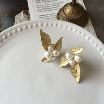 【sale!】バロックガラスパール と メタルリーフ の チタン ピアス
