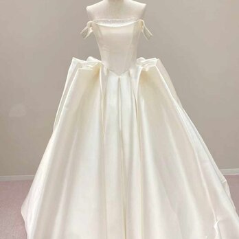 ウエディングドレス オフショルダー アイボリー ビジュー ミカドサテン プリンセスライン 結婚式の画像