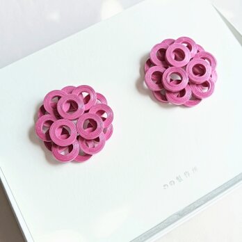 大ぶり紙アートサークルピアス(イヤリング)　辛口ピンク・個性的な大人のアクセ　金属アレルギー対応可の画像