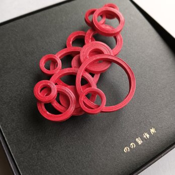 軽い紙アートブローチ・赤　シンプルコーデを華やかにする大人のサークルアクセ　誕生日プレゼントや記念日還暦祝いにもおすすめの画像