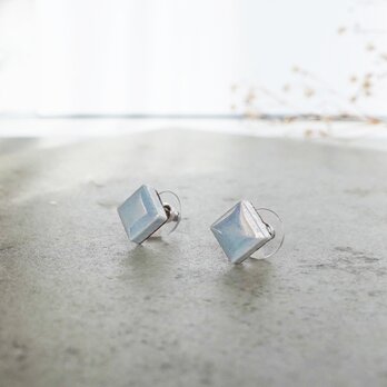 T-247 美濃焼タイル　ピアス/イヤリング　パール加工の ピアス / イヤリング 【裏面レザー加工】アイスグレーカラーの画像