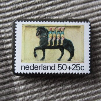 オランダ　切手ブローチ10417の画像