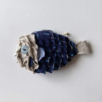 手縫いで仕上げた　ぬいぐるみみたいなリネンの魚ちゃんポーチ　no.225の画像